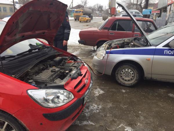 На Ставрополье сотрудники полиции спасли от холода автоледи